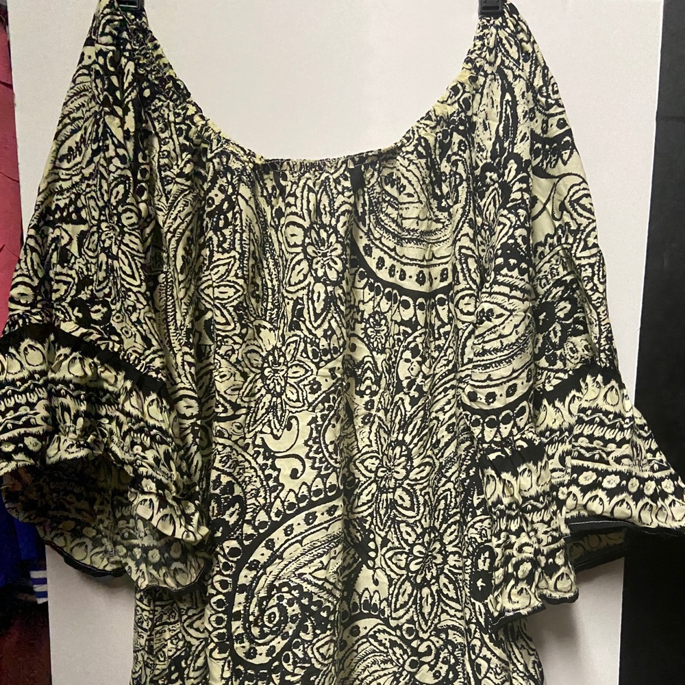 Umgee Floral blouse with frilly  short sleeves. Black and white/yellow color.